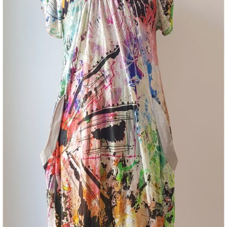שמלה Desigual צבעונית על רקע לבן