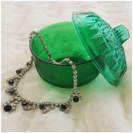 שרשרת משובצת אבנים שקופות ושחורות