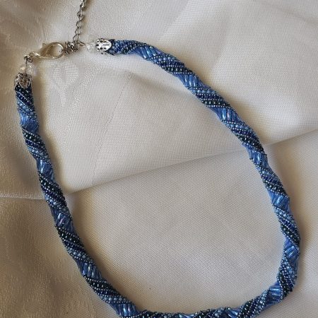 שרשרת חרוזים כחולה ספירלה Y2K